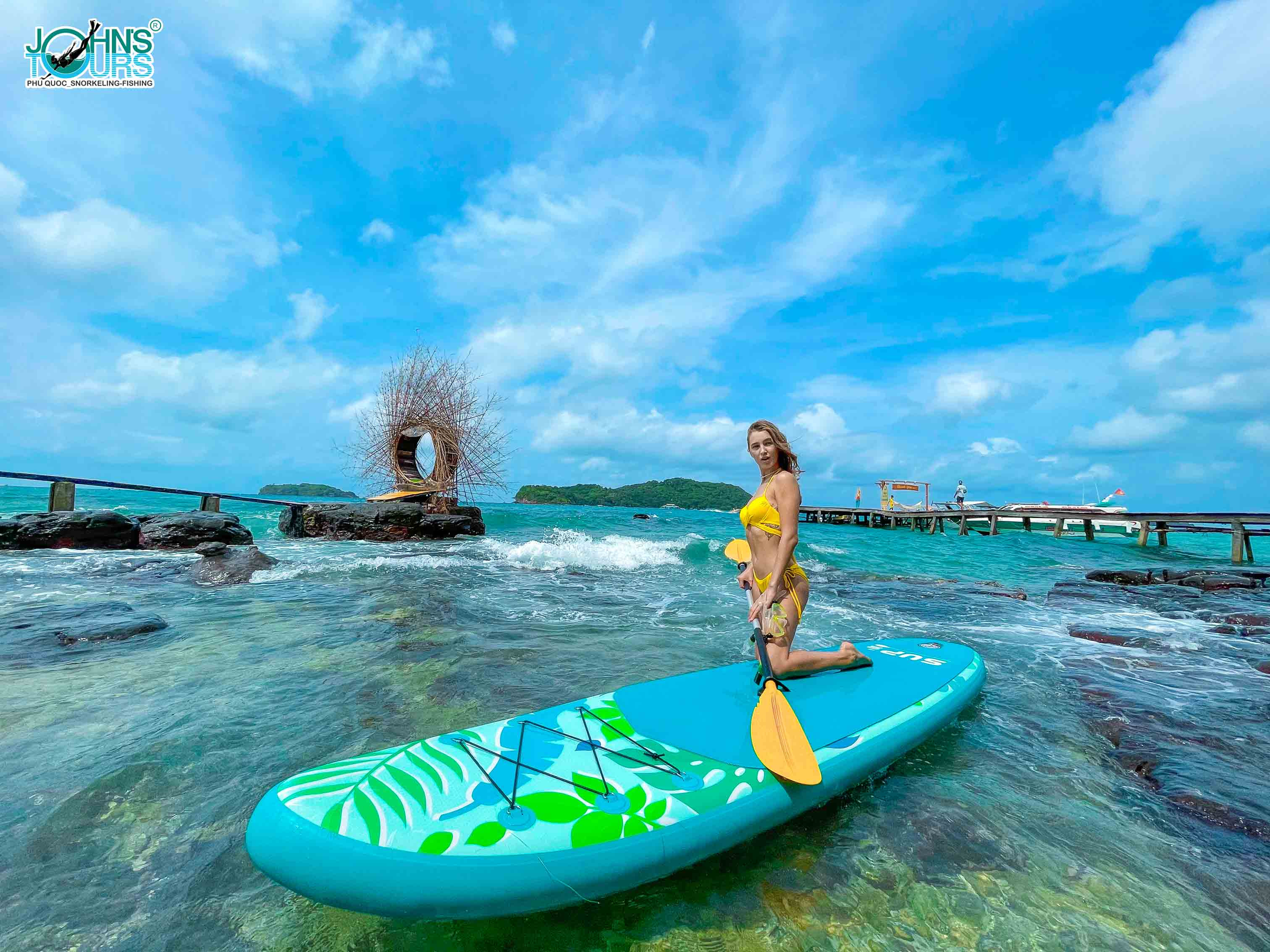 Chơi Stand Up Paddling (SUP) trên đảo May Rut Trong
