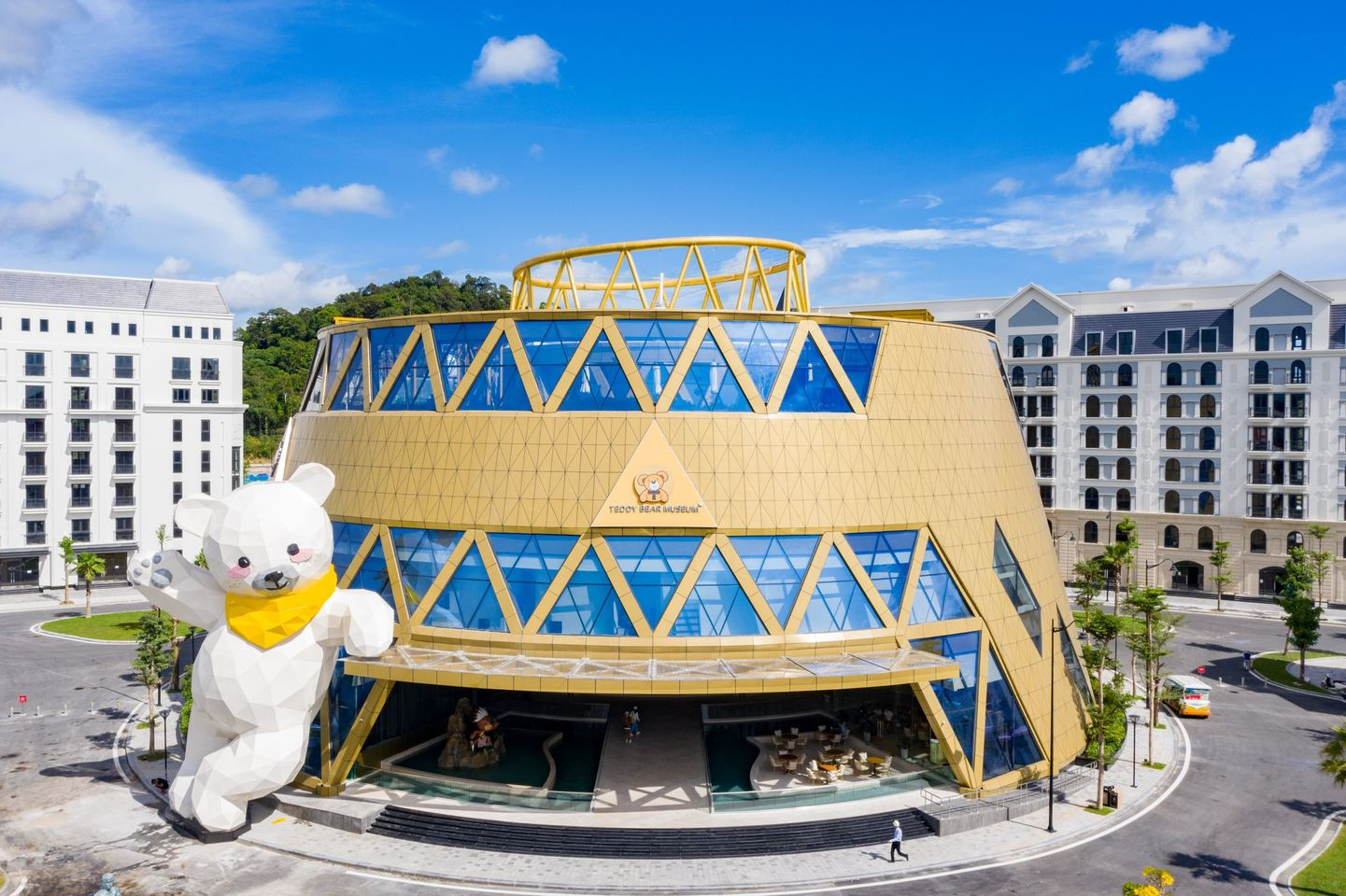Chú gấu khổng lồ bên ngoài Bảo tàng gấu Teddy Phú Quốc