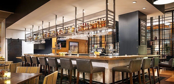 Chuẩn bị đầy đủ các thiết bị phục vụ tại quầy bar