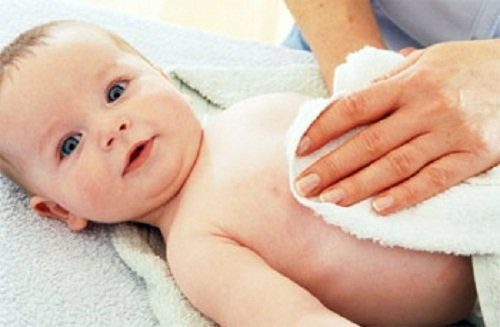 Chăm sóc trẻ khi bị sốt trong dịp Tết