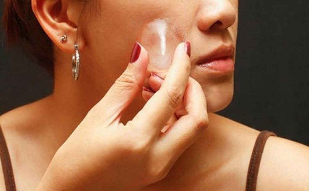 Chườm đá lên vùng da mụn bọc