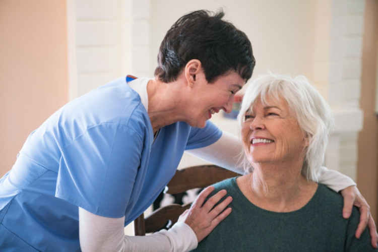 Con Đường Định Cư Mở Rộng Cho Người Chăm Sóc Sức Khỏe Caregiver