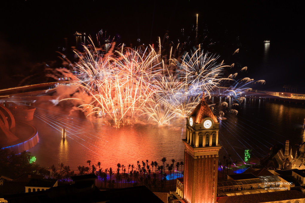 Symphony Of The Sea: Sunset Town Phu Quoc’s best show at the end of 2024