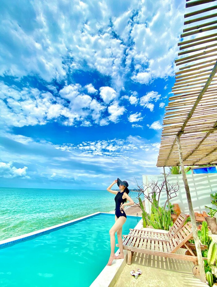 Chụp ảnh ở hồ bơi khách sạn