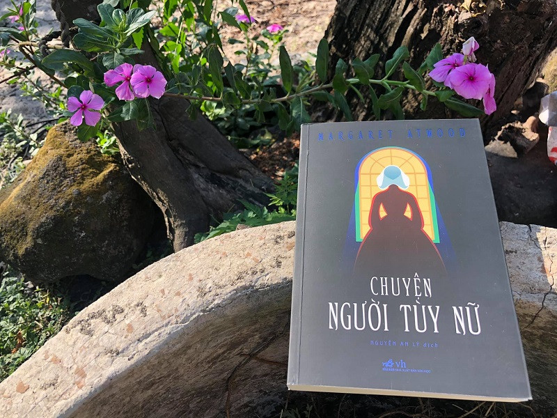 Review sách Chuyện người tùy nữ – Margaret Atwood