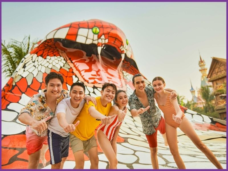 Cô gái nổi bật với trang phục đi công viên nước
