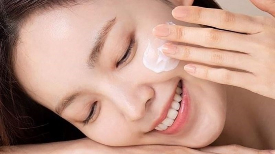 Có nên dùng kem chống nắng vật lý sau khi dùng kem dưỡng ẩm?