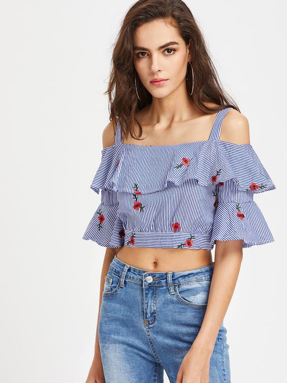 Croptop khoét vai với kiểu dáng và họa tiết bắt mắt