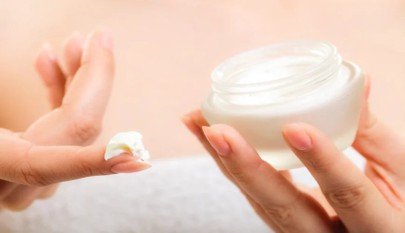 Cung cấp độ ẩm đầy đủ giúp làn da luôn mềm mại, mịn màng