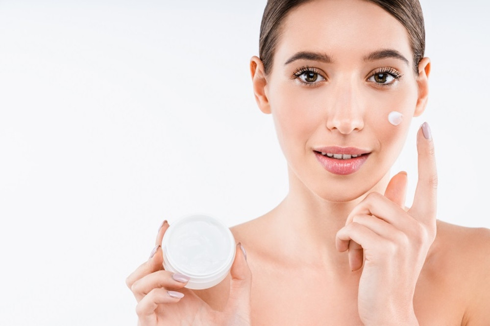 Cung cấp độ ẩm là bước quan trọng trong chu trình skincare cho người thường xuyên thức khuya.