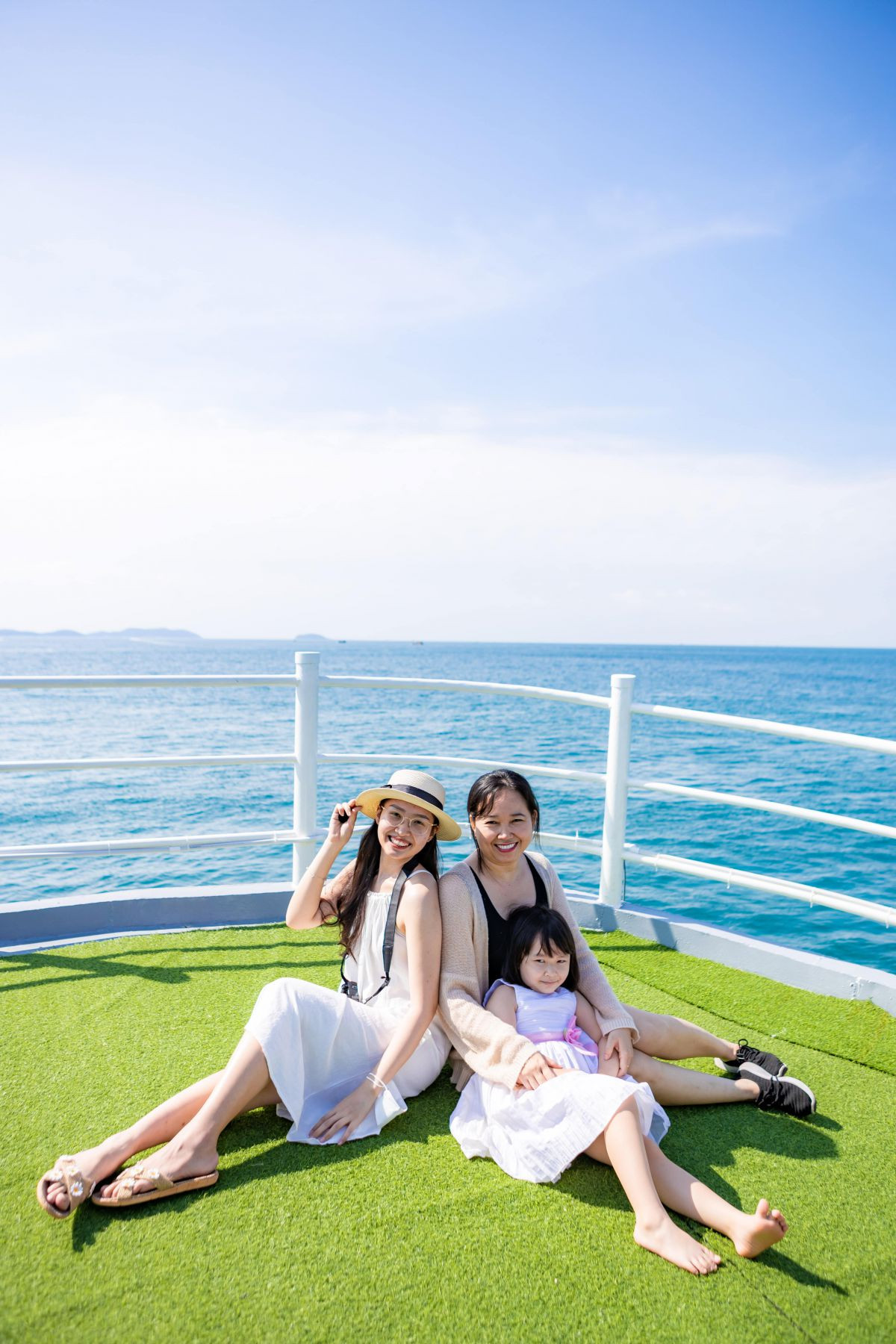 Cùng con vi vu ngắm cảnh biển đẹp như mơ