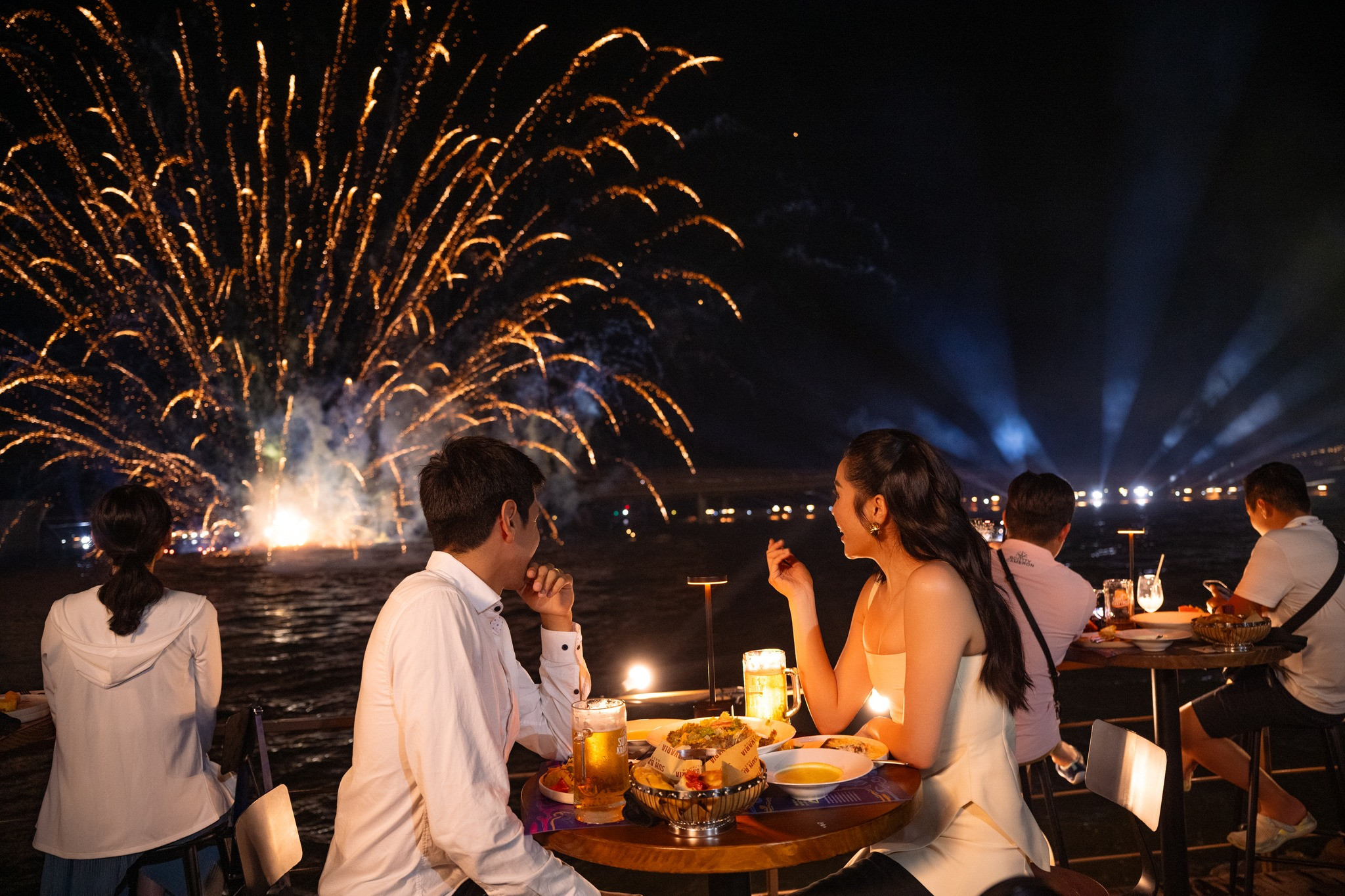 Cùng nhau thưởng thức show diễn tại nhà hàng