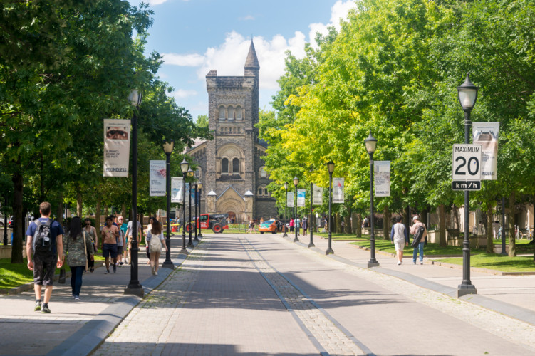 Đại học Toronto hàng đầu tại Canada
