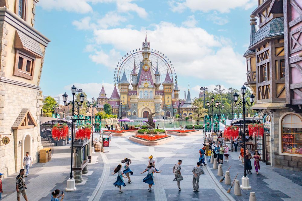 Đại lộ châu Âu dẫn lối đến Lâu đài trung tâm