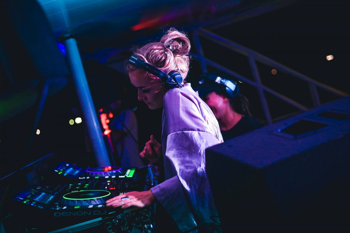 Đắm chìm trong tiếng nhạc DJ sôi động