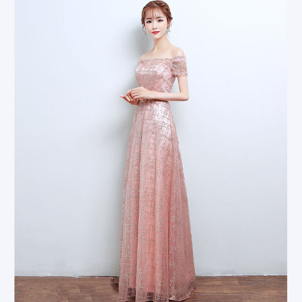 Đầm có tay giúp các cô nàng trở thành những nàng công chúa bồng bềnh, thướt tha trong bữa tiệc