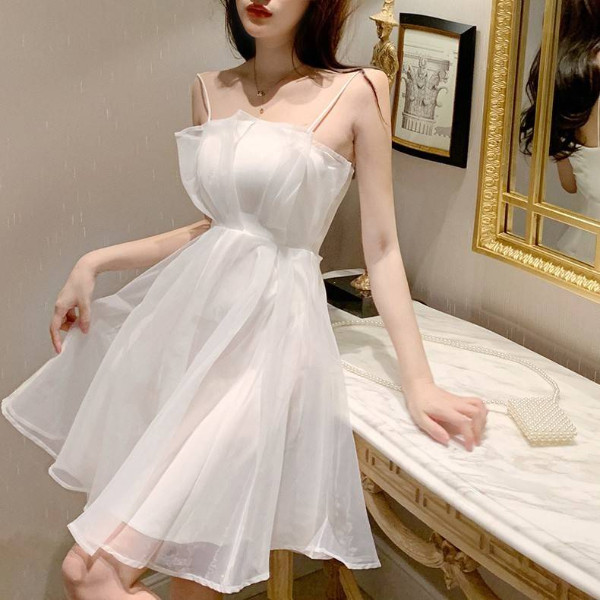 Đầm công chúa hai dây tạo sự gợi cảm, vô cùng cuốn hút