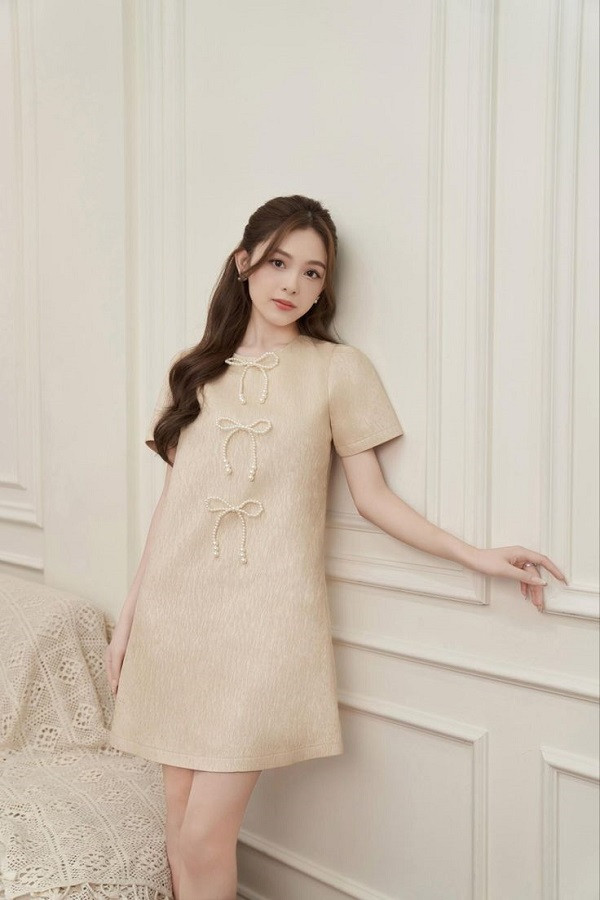 Đầm dáng suông cực kỳ tinh tế, phù hợp cho nàng nhỏ nhắn nhưng vẫn muốn thanh lịch.