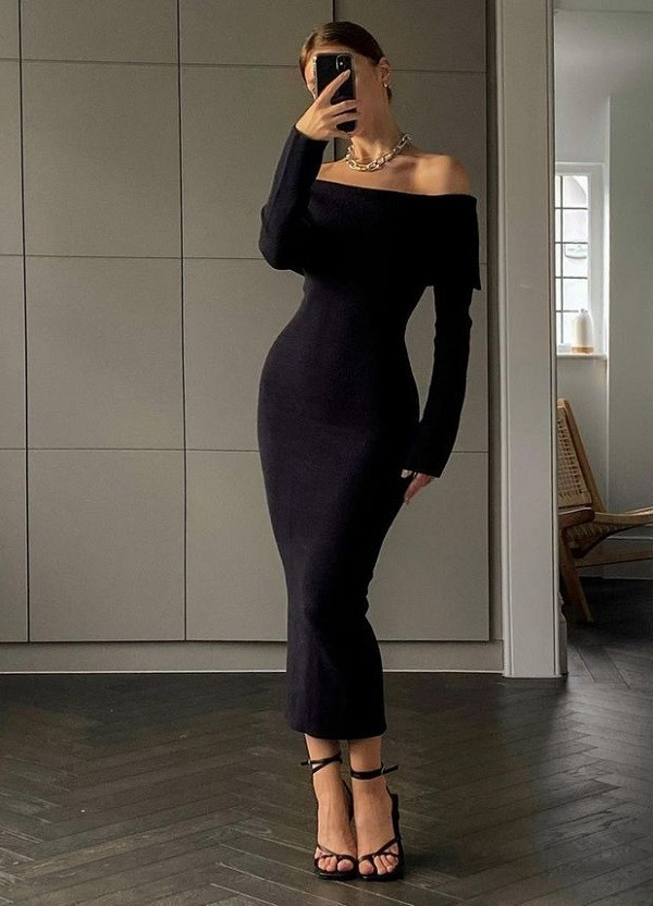 Đầm dự tiệc cá tính bodycon ôm dáng với phụ kiện nổi bật, tạo điểm nhấn cá tính.