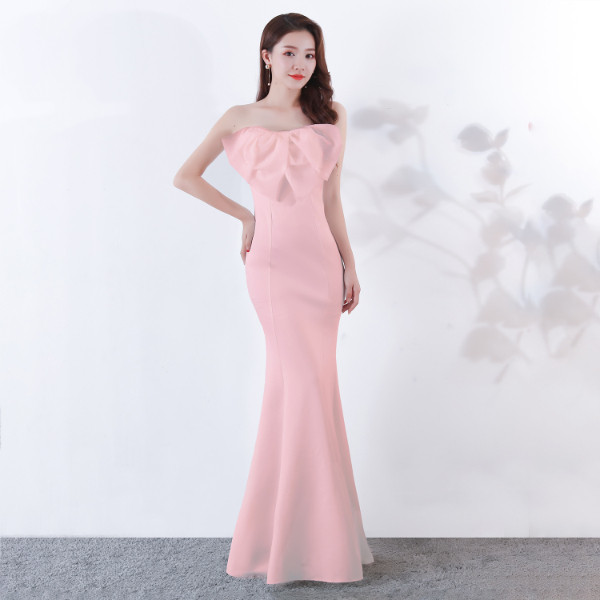 Đầm đuôi cá giúp các cô nàng vừa mang vẻ đẹp ngọt ngào, vừa thể hiện sự cuốn hút và thanh lịch
