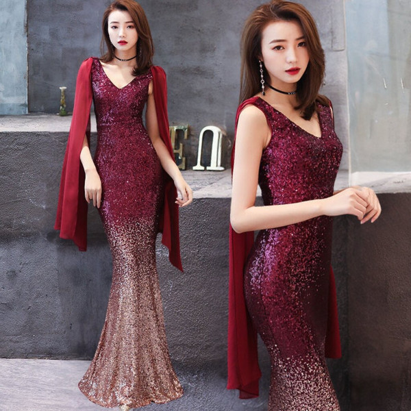 Đầm đuôi cá kim sa dài sẽ giúp khoe trọn đường cong.