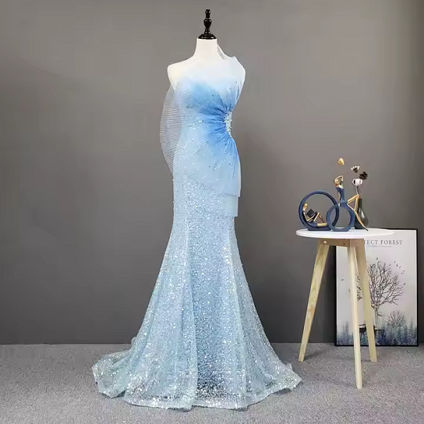 Đầm đuôi cá lấp lánh thu hút mọi ánh nhìn
