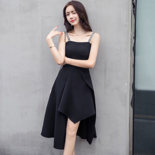 Đầm hai dây, form dài giúp khoe trọn bờ vai thon thả và phần xương quai xanh quyến rũ