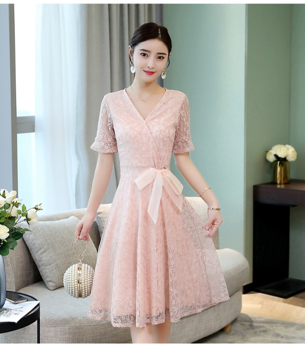 Đầm hồng phối ren tạo sự mềm mại và nữ tính cho các cô nàng