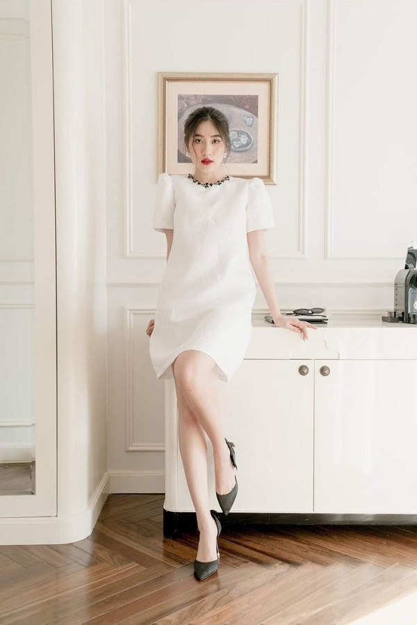 Đầm suông kết hợp với giày cao gót mũi nhọn giúp tôn dáng, tạo vẻ ngoài sang trọng và quý phái.