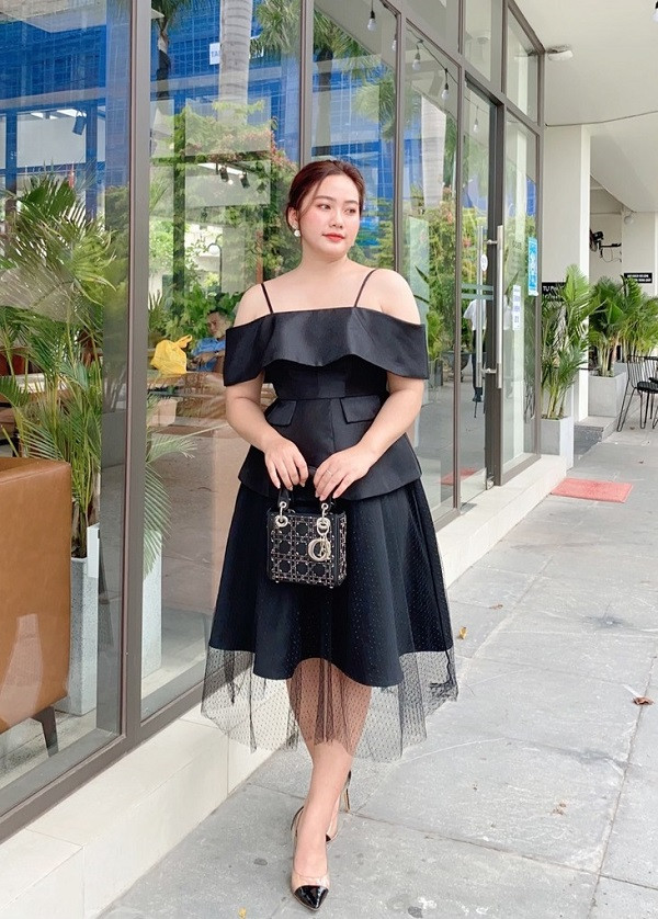 Đầm trễ vai tạo cảm giác thanh thoát và nữ tính cho nàng có chiều cao khiêm tốn.