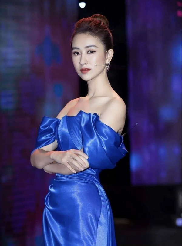 Đầm xanh coban sang trọng cho tiệc tối