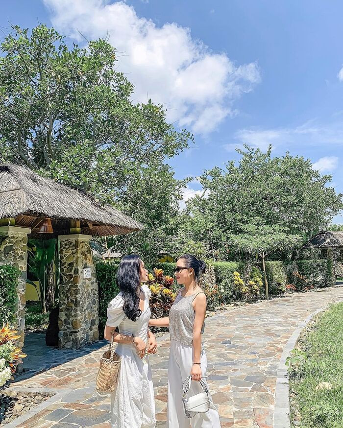 Dạo Bộ Giữa Khung Cảnh Xanh Tại Serena Resort Kim Bôi