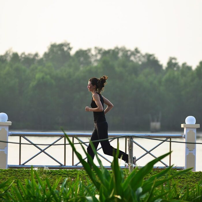 Dạo bộ thư giãn tại khuôn viên xanh
