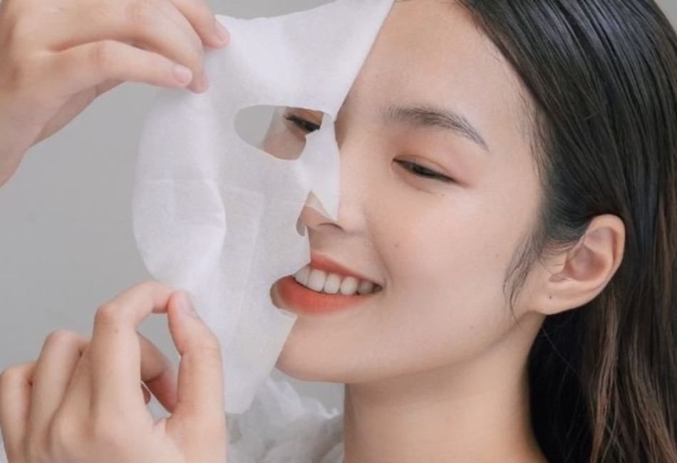 Đắp mặt nạ cấp ẩm cho da mặt