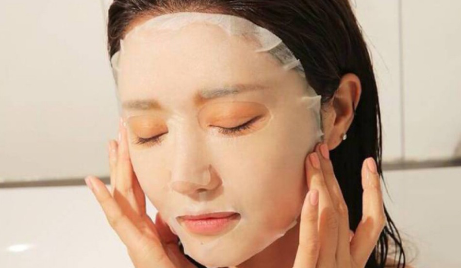 Đắp mặt nạ cấp ẩm cho da nhạy cảm