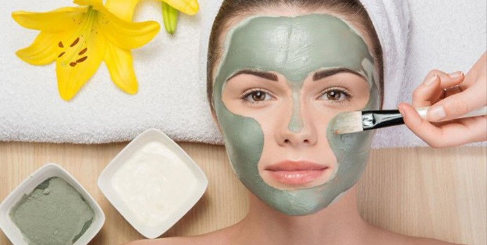 Đắp mặt nạ đất sét giúp làm sạch sâu lỗ chân lông và loại bỏ bã nhờn