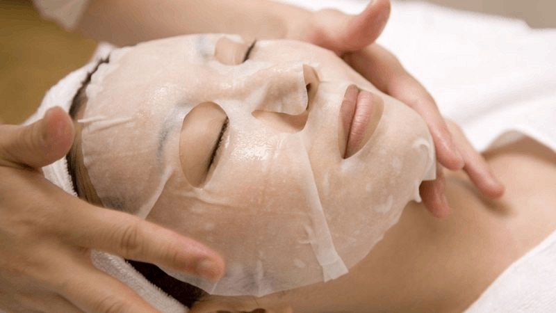 Đắp mặt nạ để cấp ẩm cho da