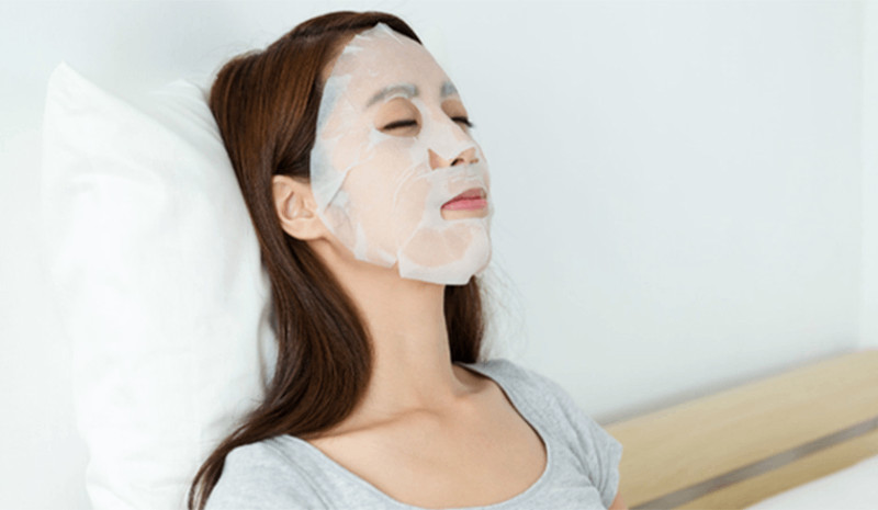Đắp mặt nạ giấy giúp cung cấp độ ẩm tức thì cho da khô