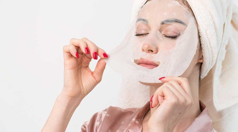 Đắp mặt nạ giúp cơ mặt được thư giãn