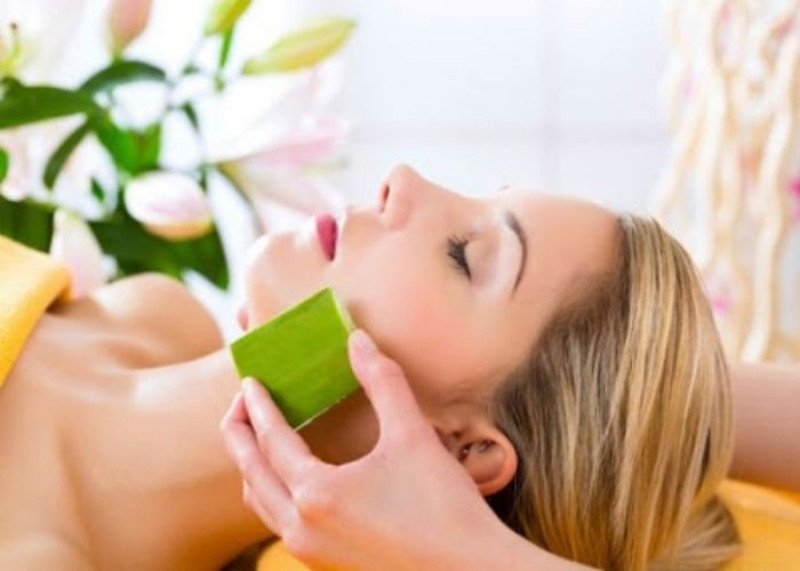 Đắp mặt nạ nha đam giúp tình trạng dầu nhờn