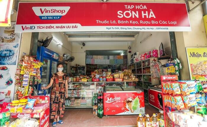 Đặt những mặt hàng nổi bật tại trung tâm cửa tiệm hoặc ở mặt tiền