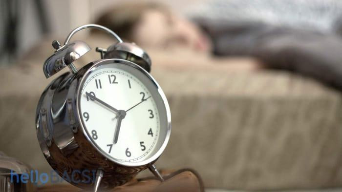 Để đồng hồ ngoài tầm mắt