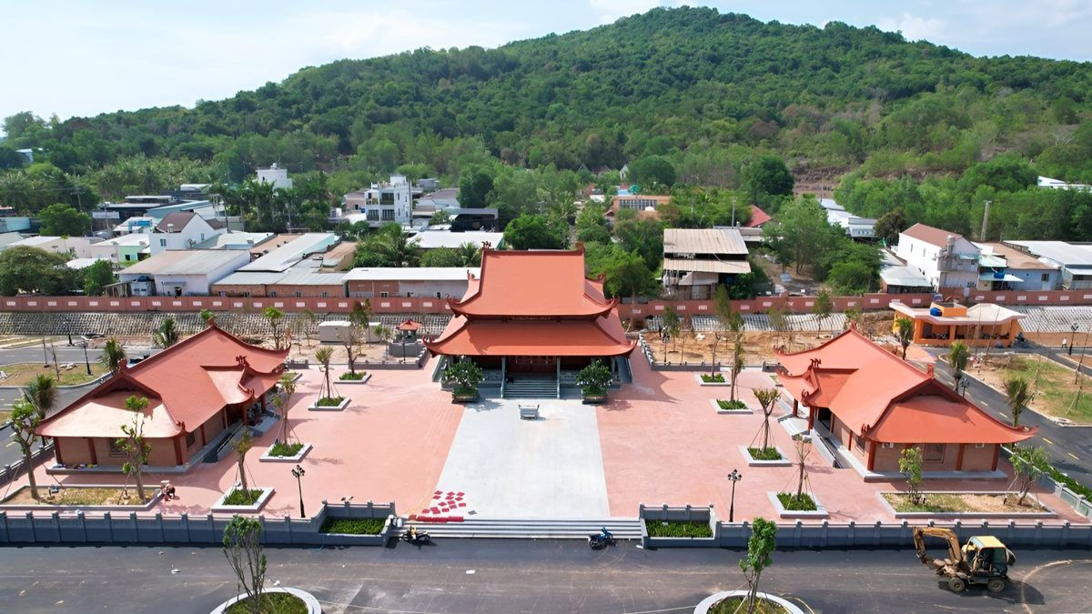 Đền thờ và nhà trưng bày Chủ tịch Hồ Chí Minh (Ảnh: Phú Quốc Trend)