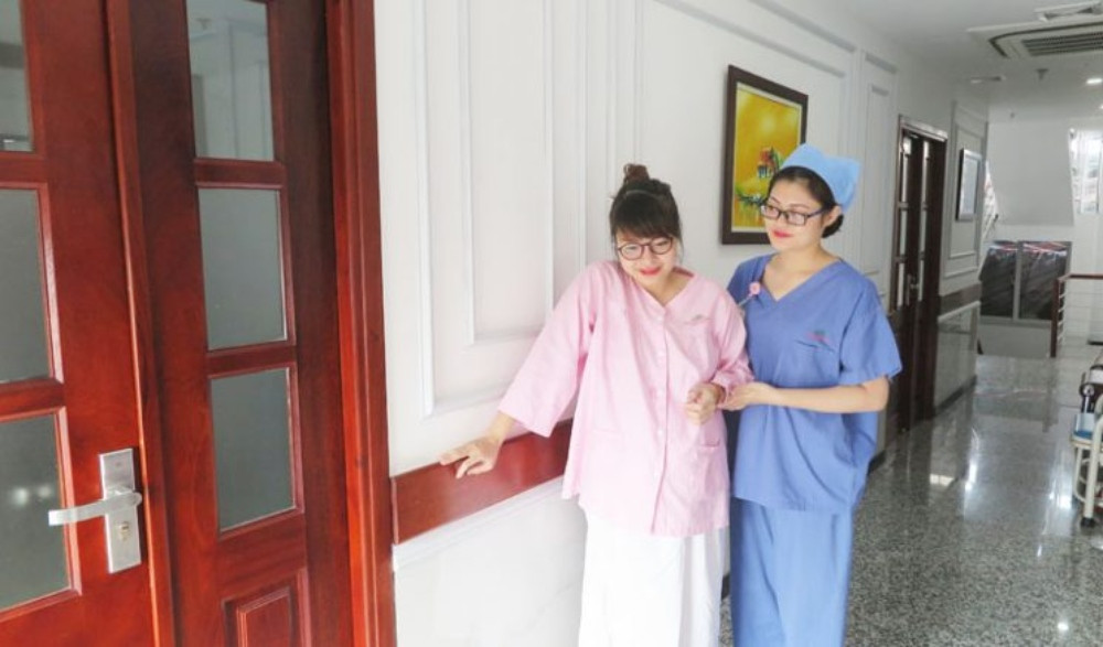 Đi bộ nhẹ nhàng giúp tăng cường sức khỏe, kích thích cơ bụng và cải thiện tâm trạng