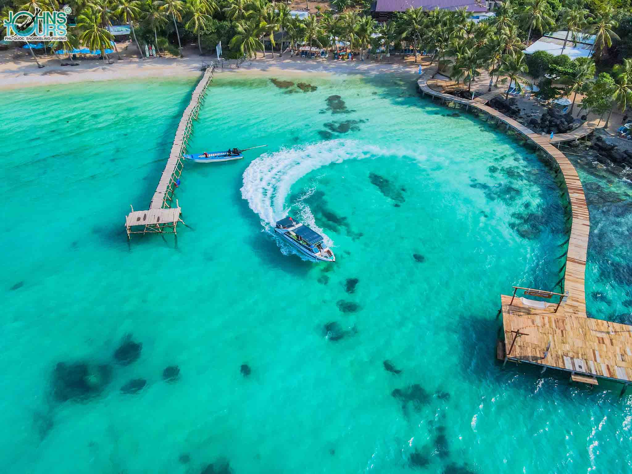 Di chuyển bằng cano giữa biển khơi xanh ngát
