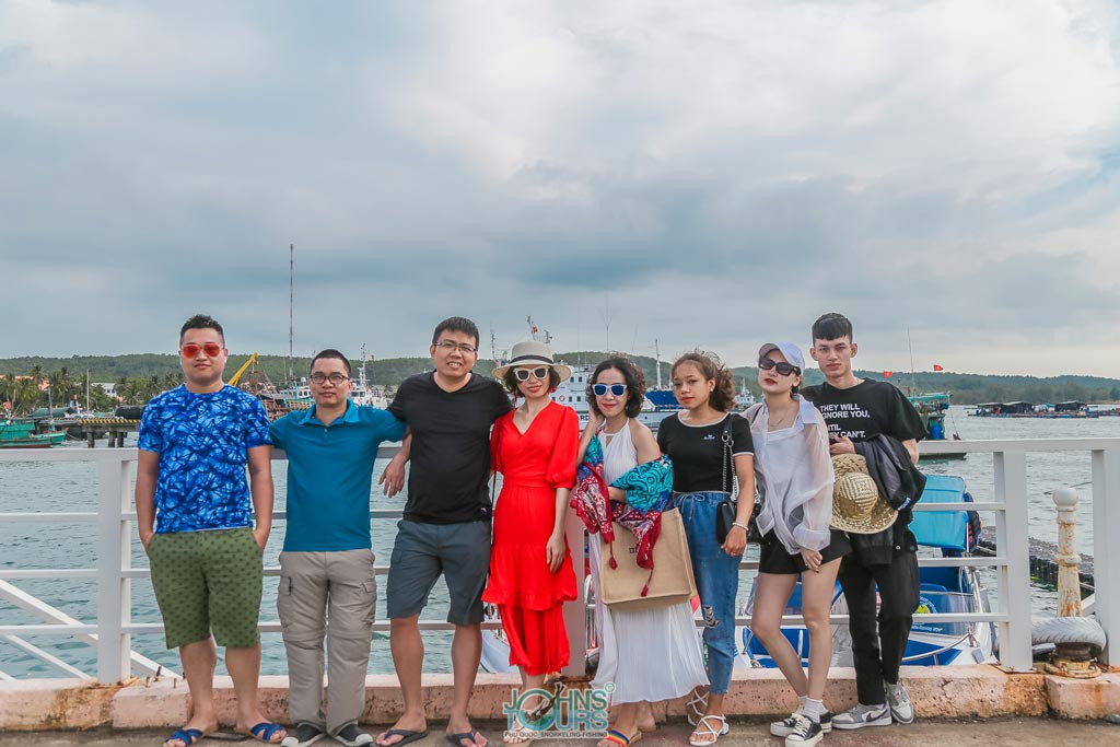 Di chuyển đến làng chài Hàm Ninh.