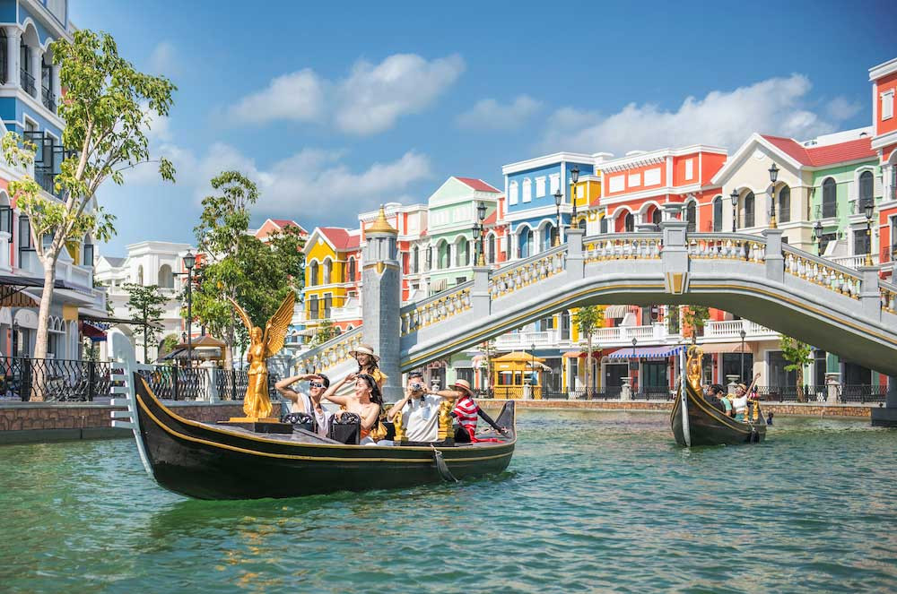 Đi thuyền Gondola tham quan Grand World Phú Quốc