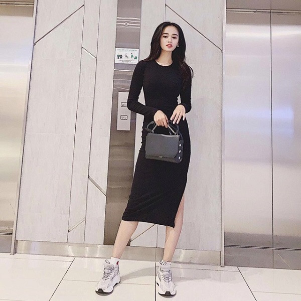 Diện đầm body và giày thể thao năng động
