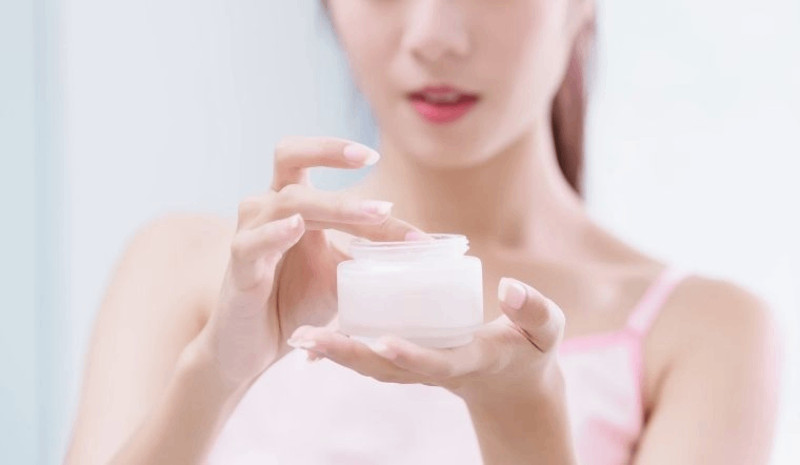 Độ ẩm đóng vai trò quan trọng trong việc duy trì làn da trẻ trung và mềm mại.