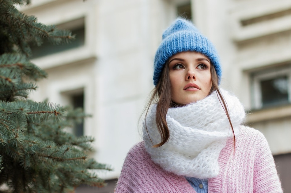 Đội Mũ Khi Ra Ngoài Để Bảo Vệ Tóc Vào Mùa Đông
